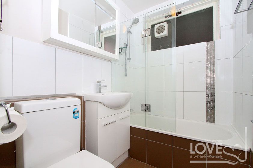 Freshly Painted Ground Floor Apartment Set In A Tranquil Surrounding!