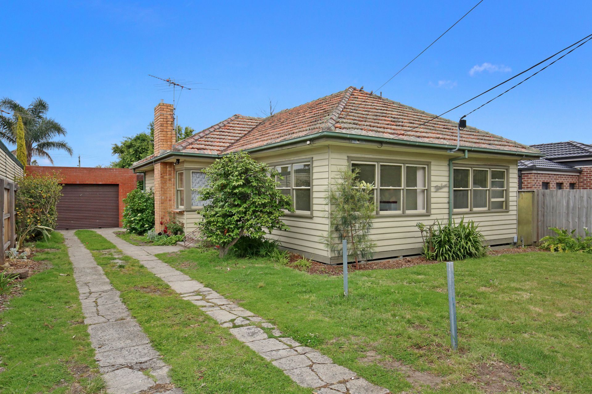 SPACIOUS, COMFORTABLE AND AN ENVIABLE LOCATION!