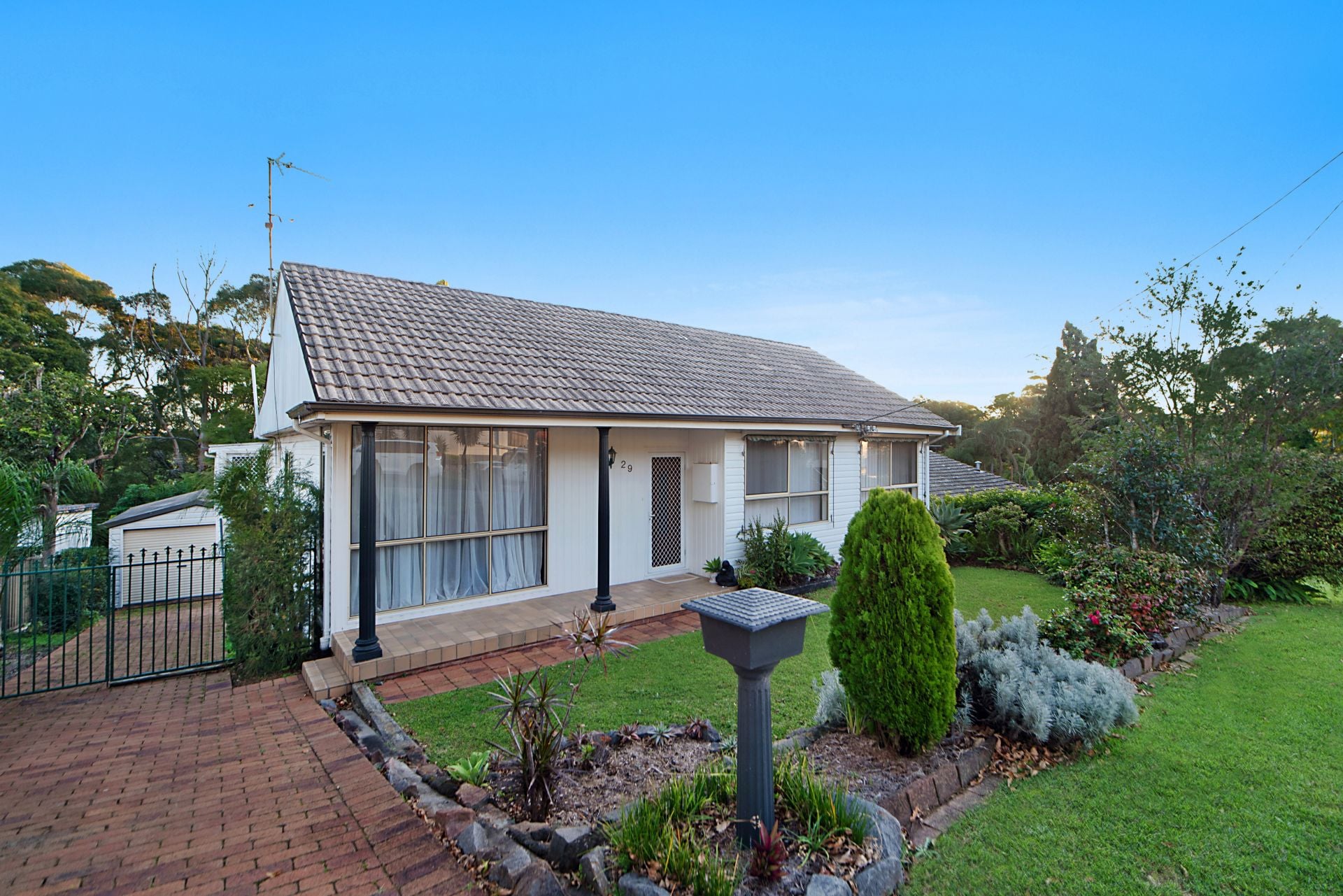 4 Bedroom Home in Quiet East Side Cul-de-Sac with Bush Reserve, 4 Bedroom Home In Quiet East Side Cul-De-Sac With Bush Reserve - Thumbnail 3