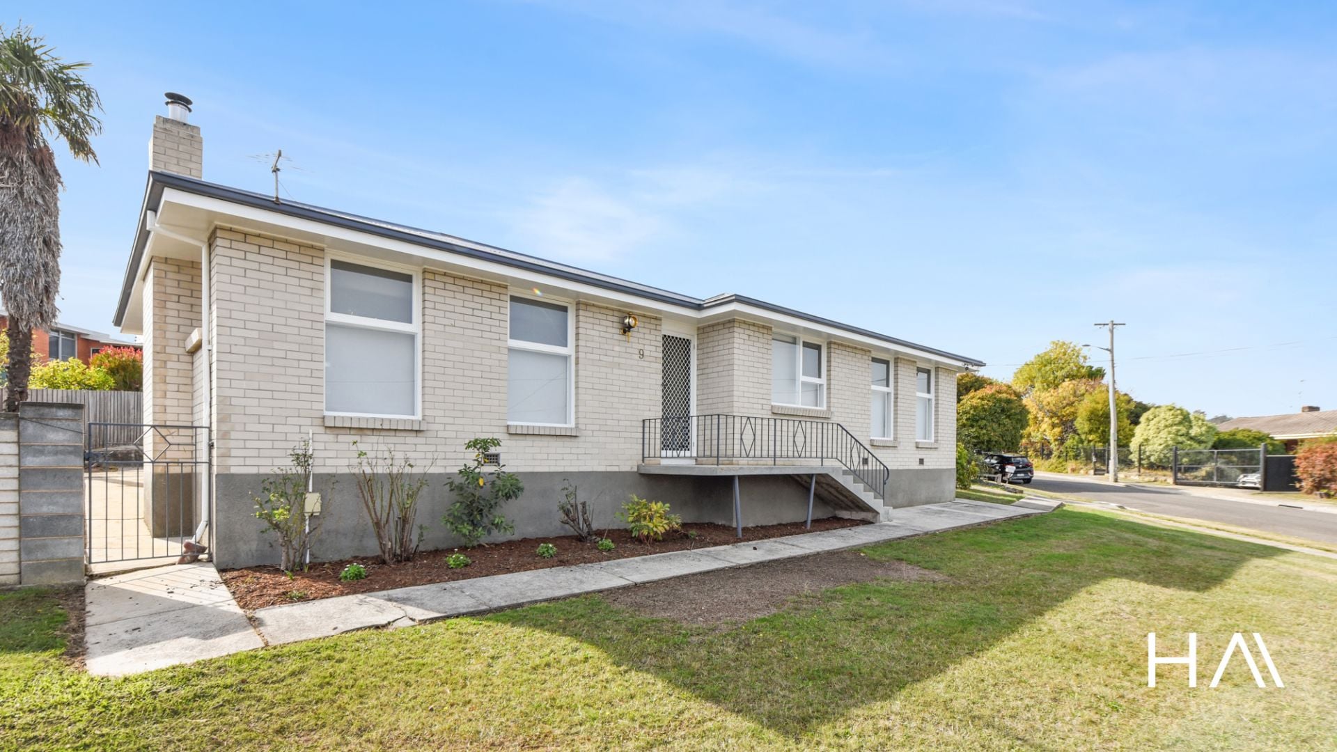 9 Crandon Crescent Newnham, Newnham - Thumbnail 2