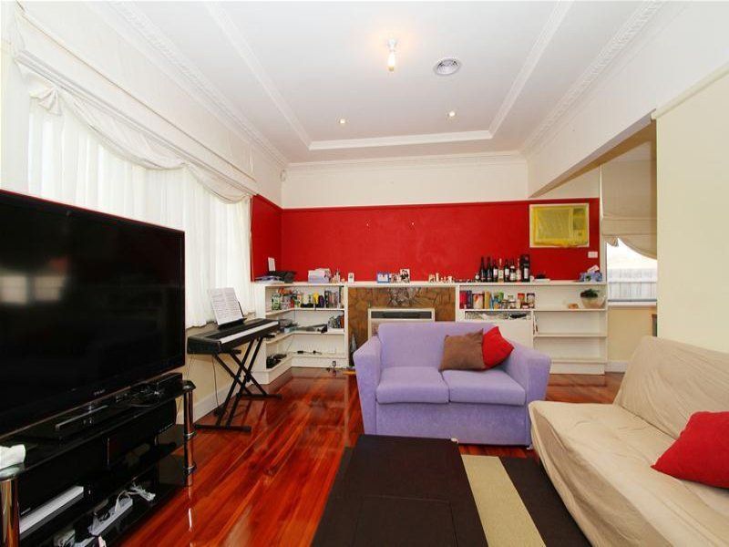 MODERN 2 BEDROOM HOME IN LALOR!