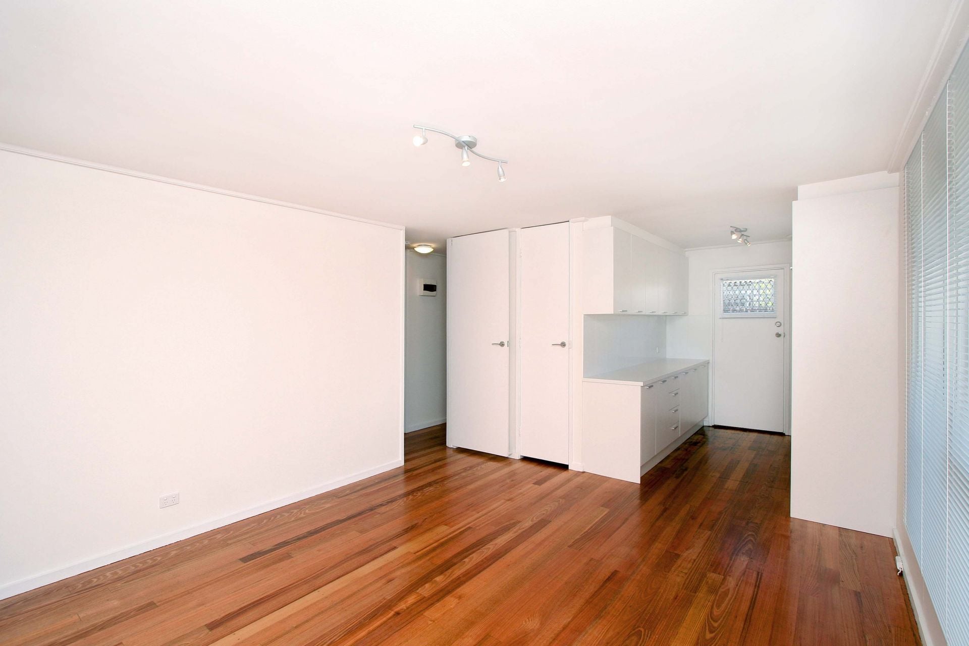 Sensational 2 Bedroom Unit!