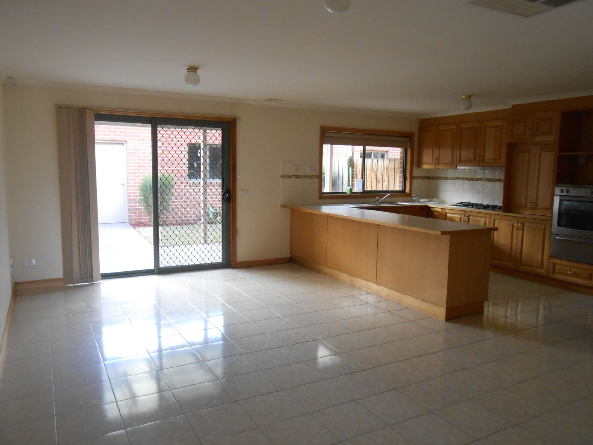 FRESH, CLEAN & SPACIOUS 4 BEDROOM TOWNHOUSE - AVAILABLE NOW. MOVE IN STRAIGHT AWAY!