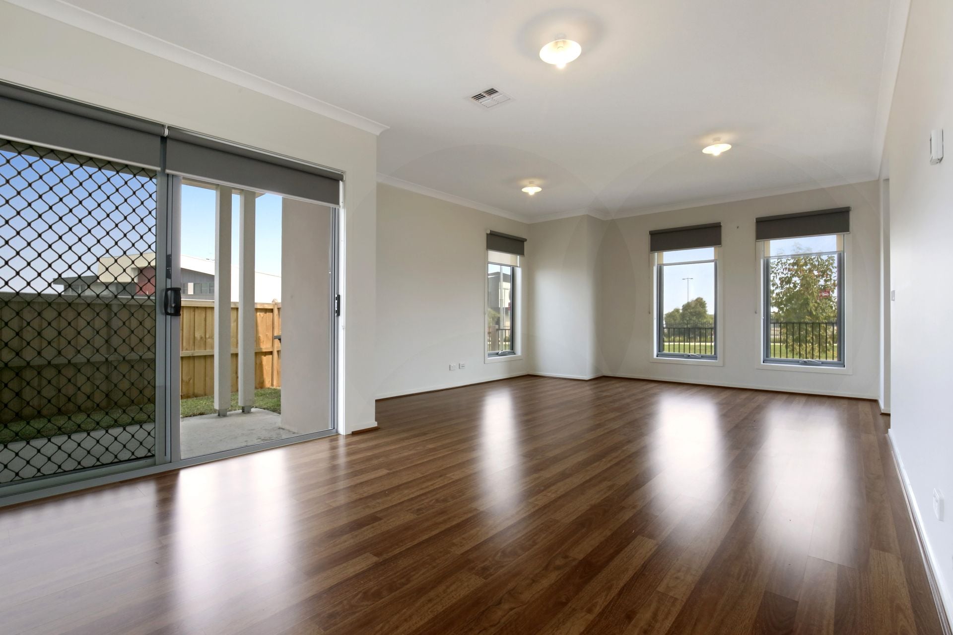 MODERN TOWNHOUSE WELL LOCATED