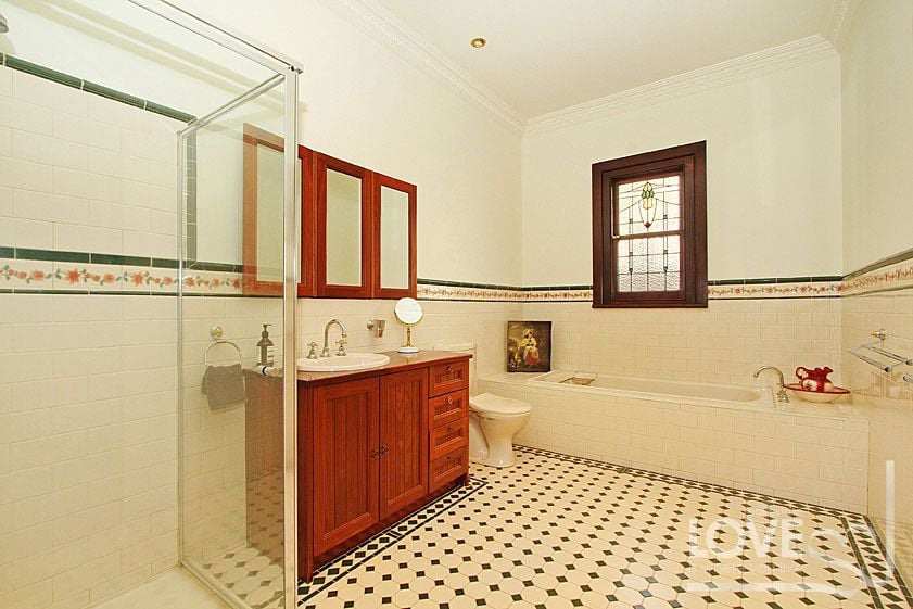 Grand Living In The Heart Of The Oakhill Estate