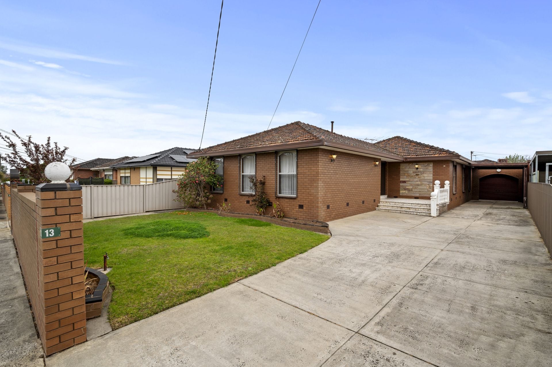 SUBSTANTIAL FAMILY HOME - 4 BEDROOMS, 2 BATHROOMS