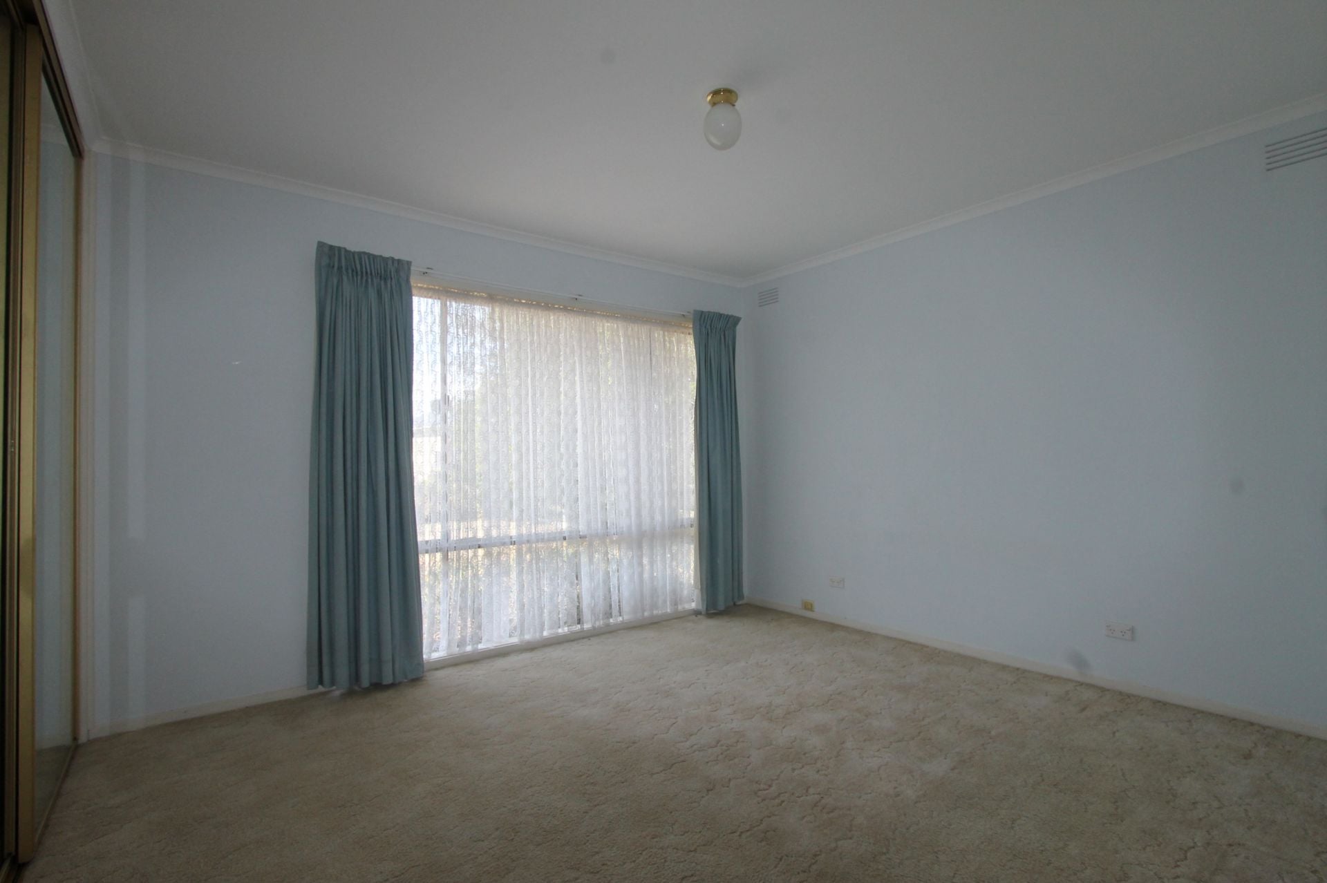 FAMILY HOME AND PERFECT LOCATION!!