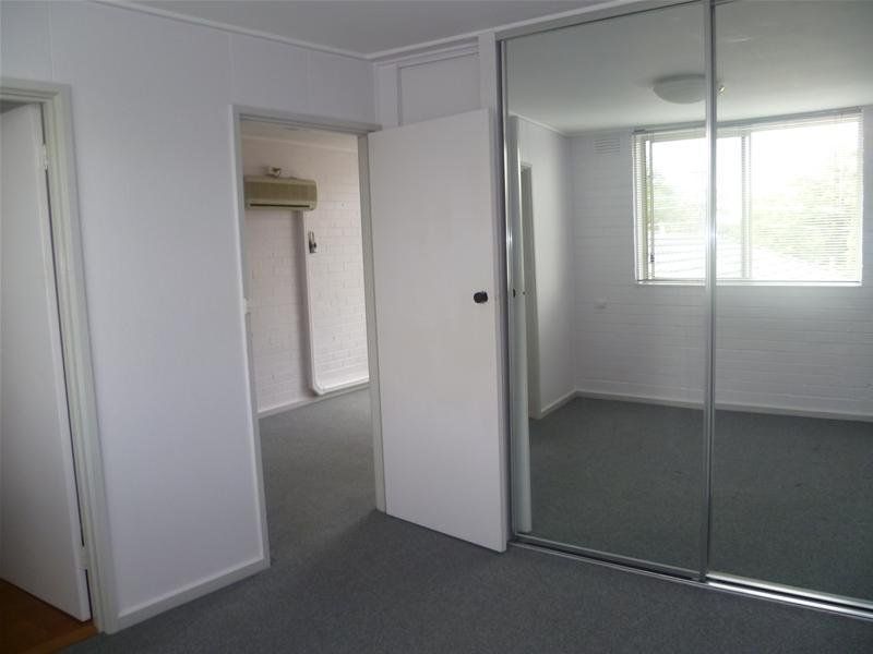 Stylish 1 Bedroom Apartment Opposite Green Parklands!
