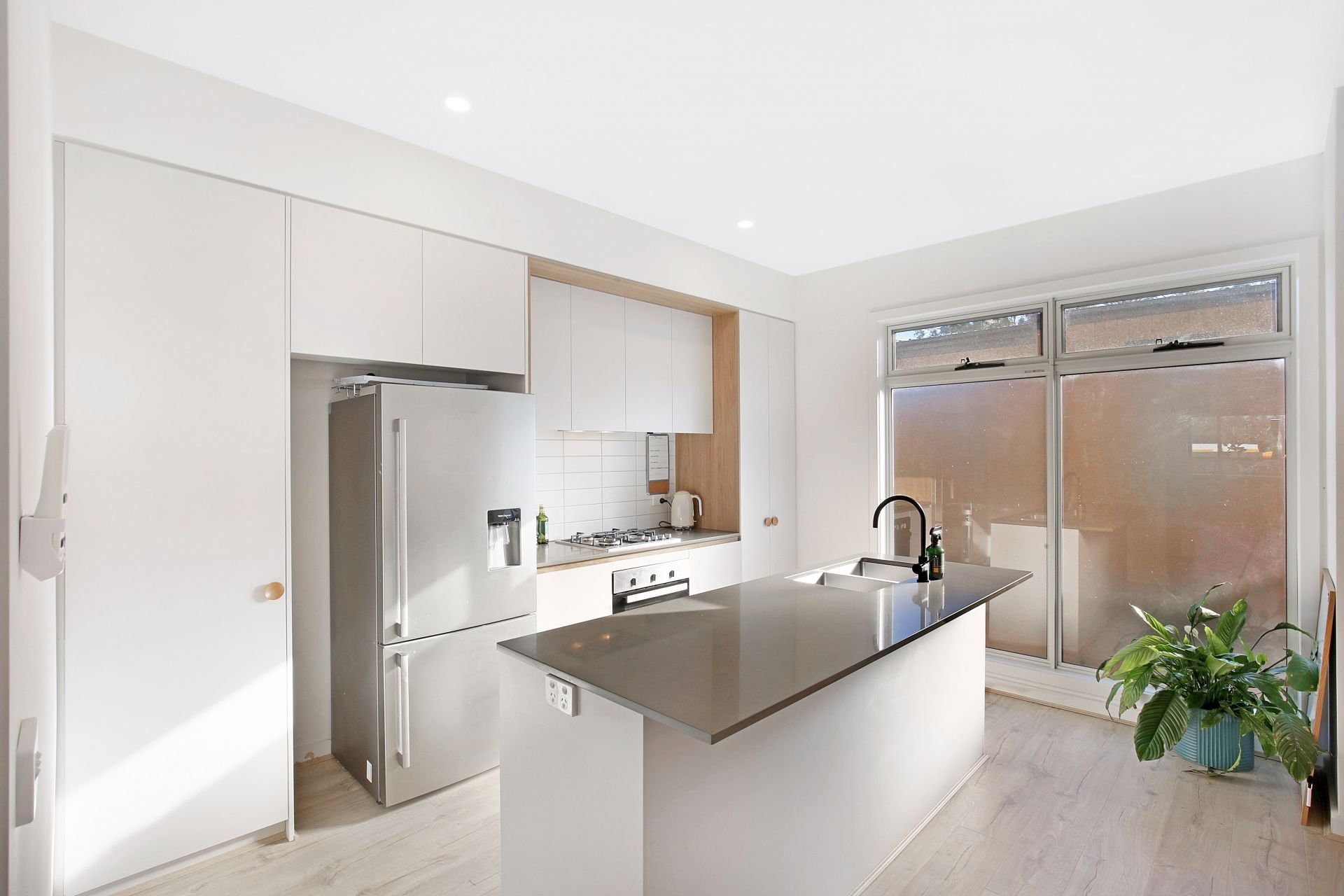 STUNNING TOWNHOUSE!