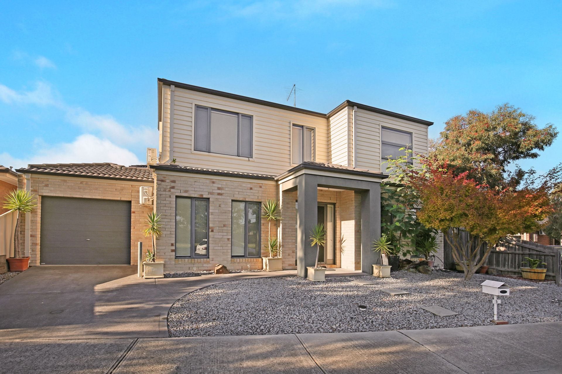 IMMACULATE 2 BEDROOM TOWNHOUSE
