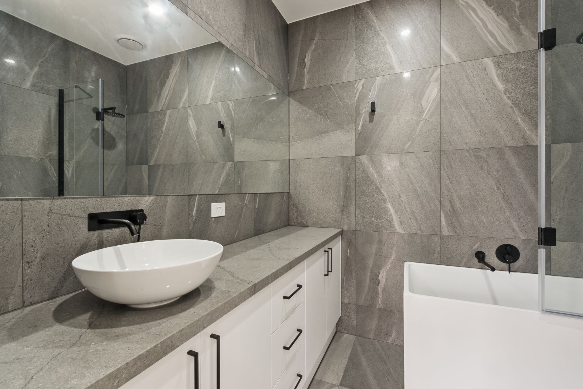 Well-Equipped Two Bedroom Townhouse in the Heart of Thornbury!
