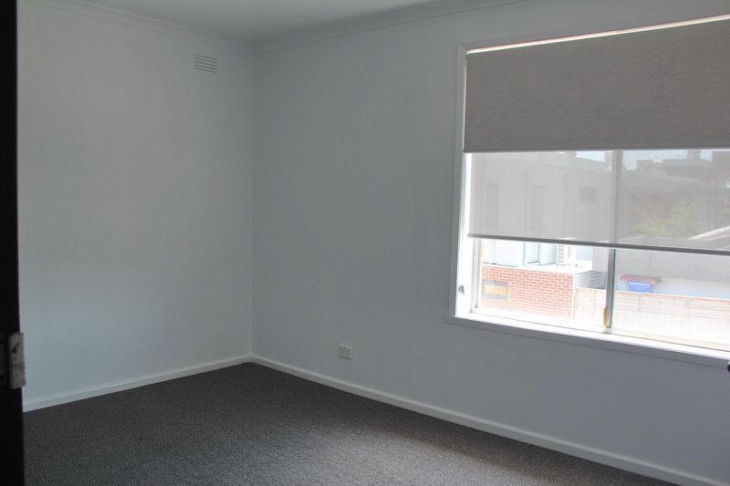 Fully renovated in the heart of Thornbury!