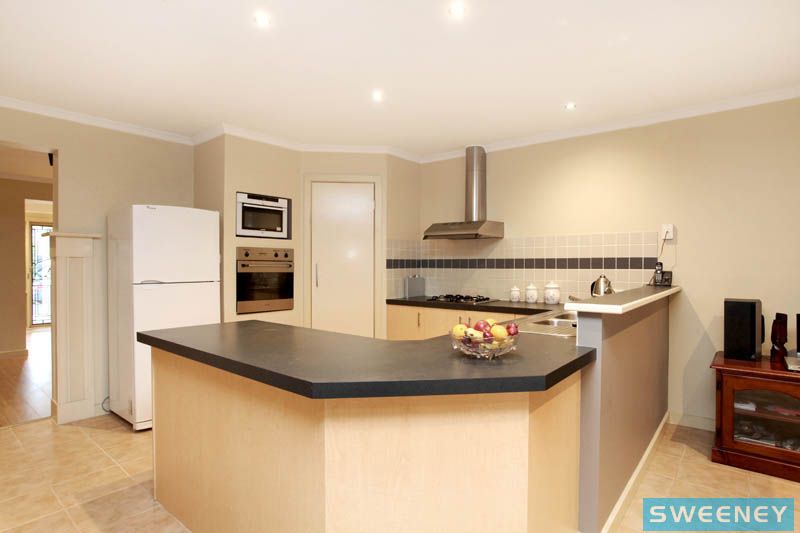 18 Herrington Turn, Caroline Springs - Thumbnail 5