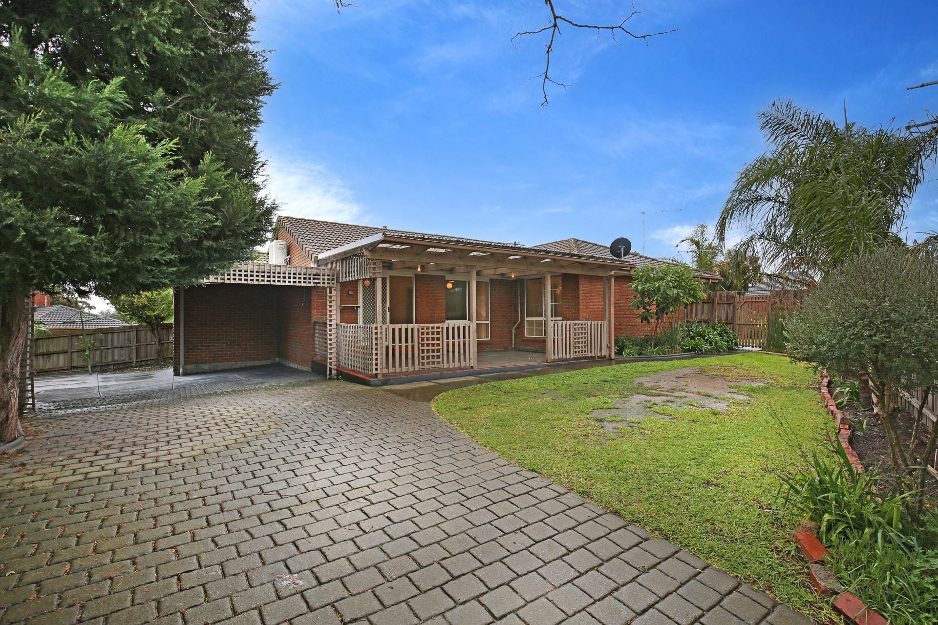 QUIET COURT LOCATION AND CLOSE TO ALL AMENITIES!