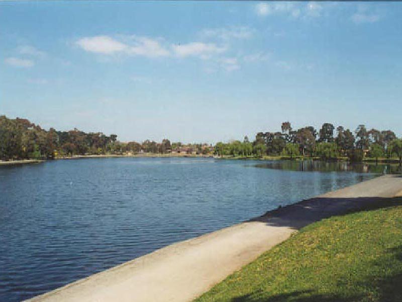 WALK TO TRAIN, SHOPS AND LAKE