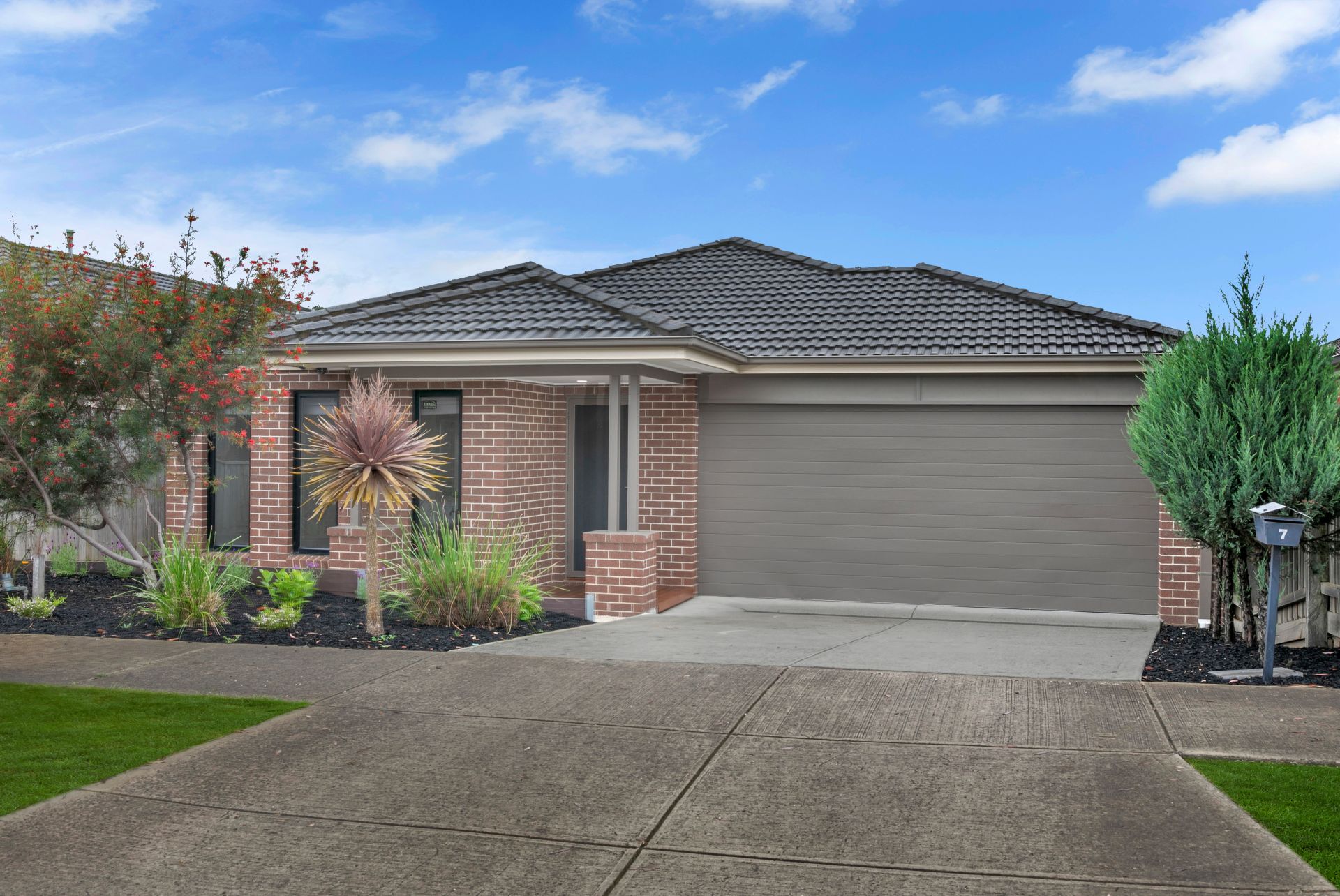 Hows this for Value - 4 Bedrooms + 2 Living Areas !