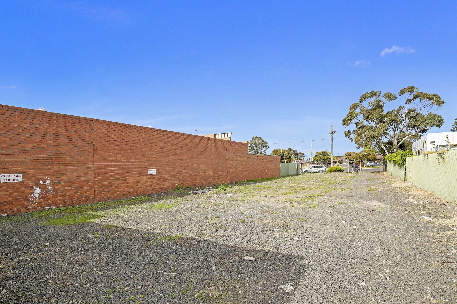 DISPLAY/STORAGE ON MAHONEYS ROAD!