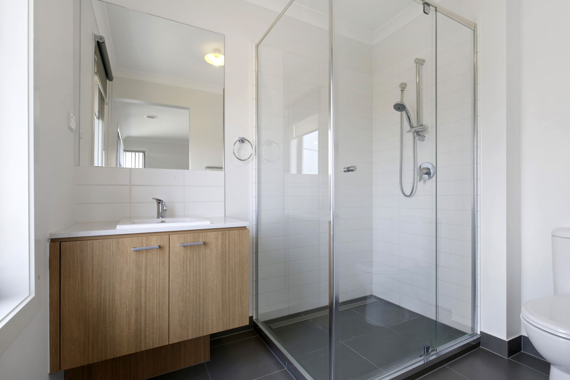 MODERN TOWNHOUSE WELL LOCATED