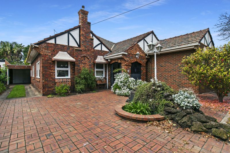 8 Rose Hill Avenue, Caulfield North - Thumbnail 2