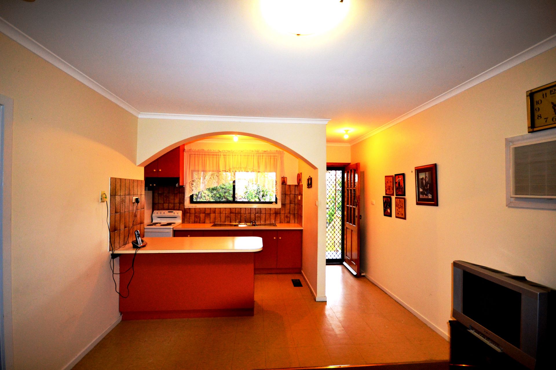 FULLY FURNISHED AND ALL UTILITIES INCLUDED!!!!!!!!