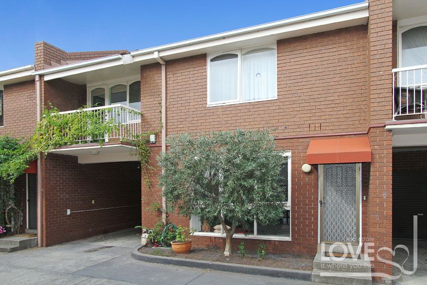 IMMACULATELY PRESENTED WITH THREE BEDROOMS