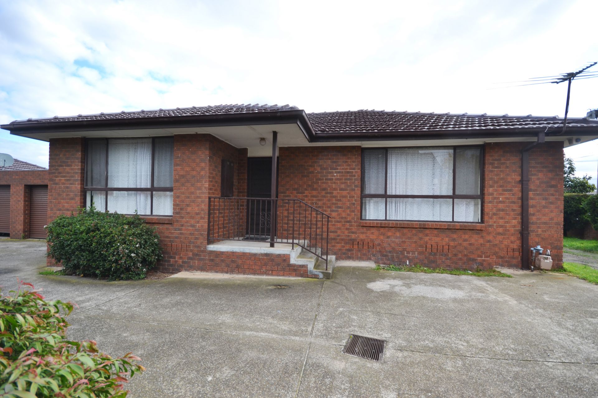EXTRA LARGE UNIT WITH DOUBLE GARAGE