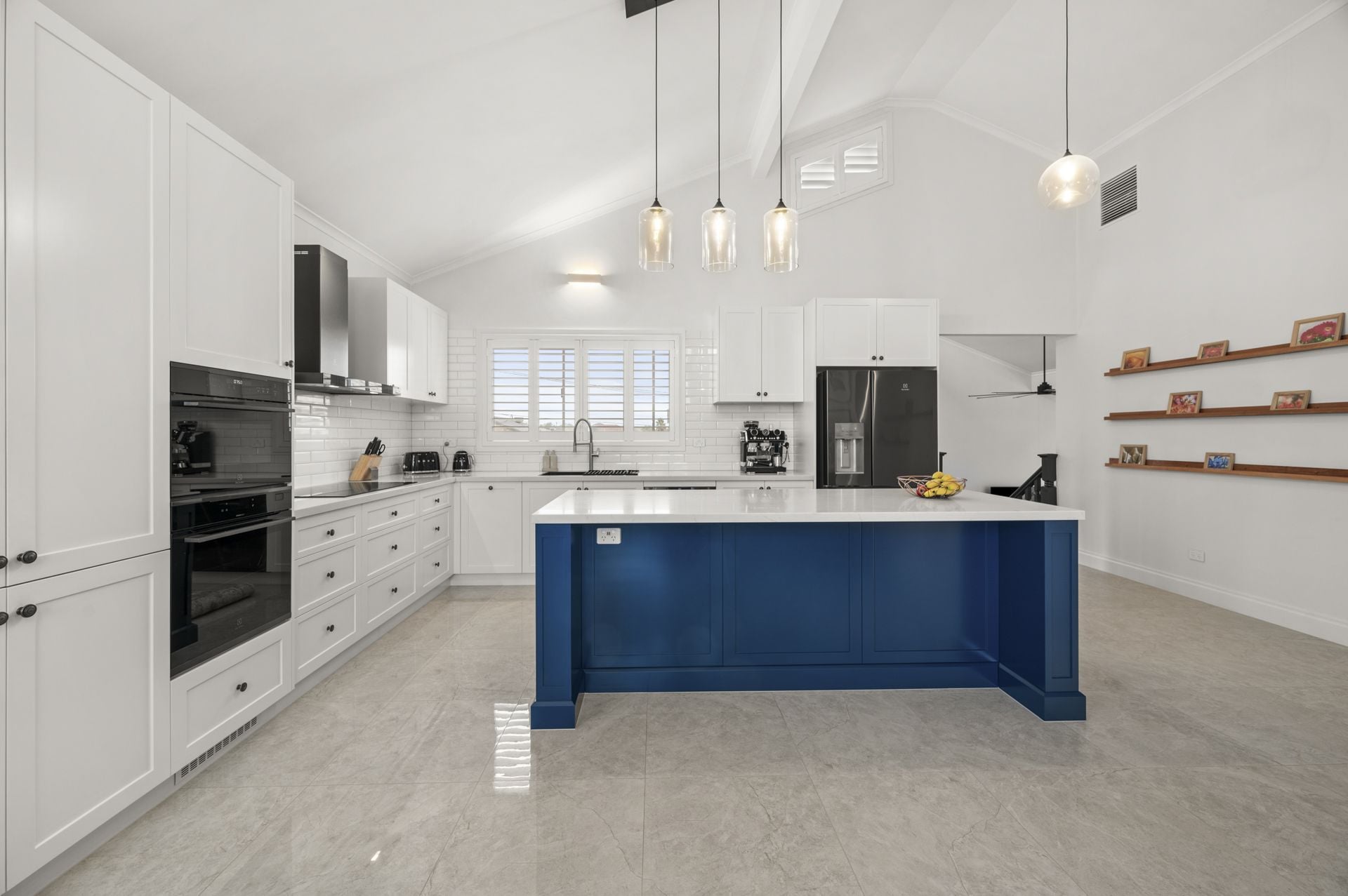 Luxury Living: Complete Salon Set-Up Included!