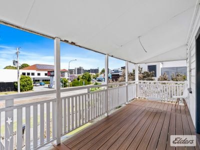 HIGH EXPOSURE FREESTANDER IN STONES CORNER!