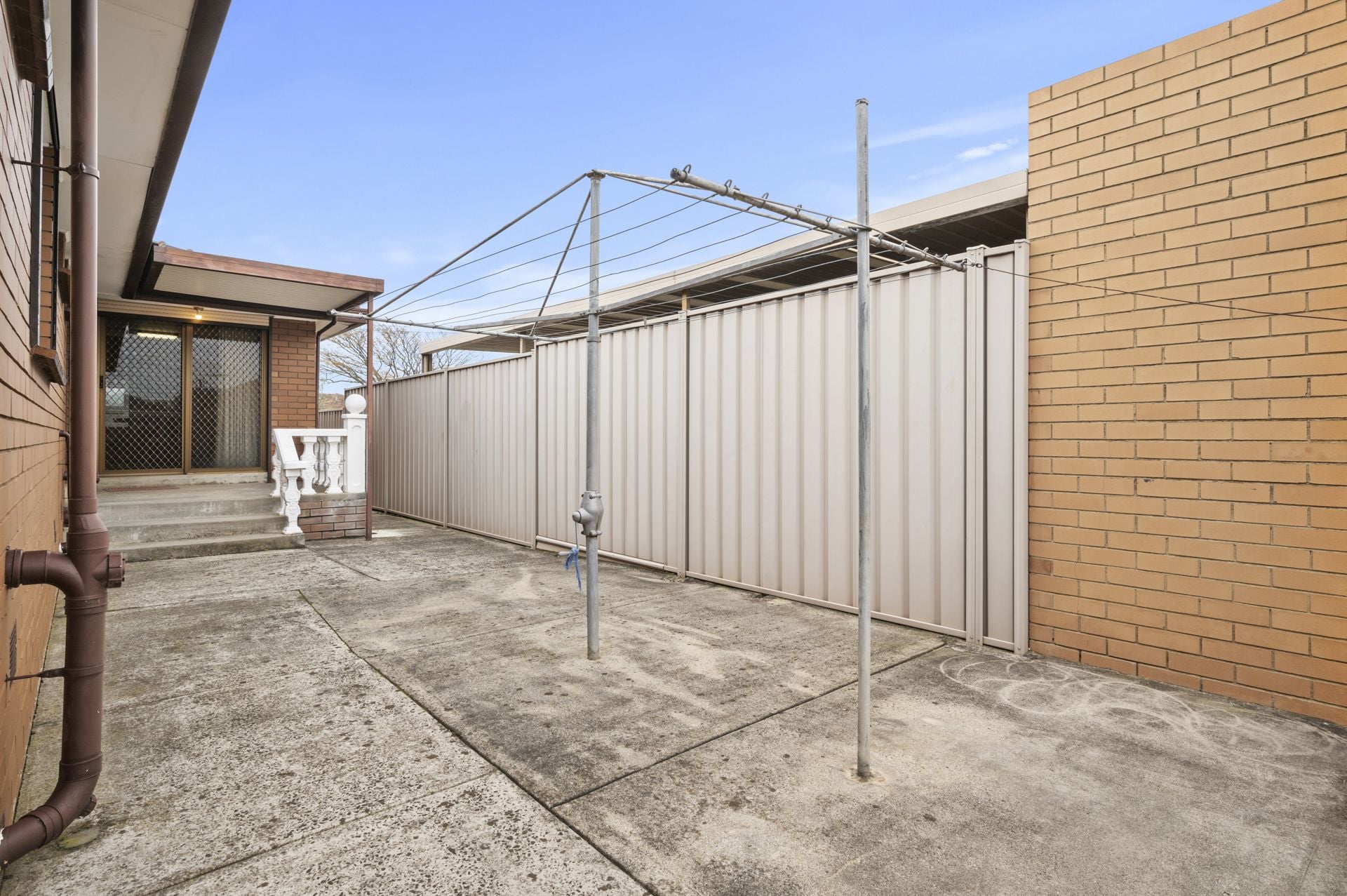 SUBSTANTIAL FAMILY HOME - 4 BEDROOMS, 2 BATHROOMS