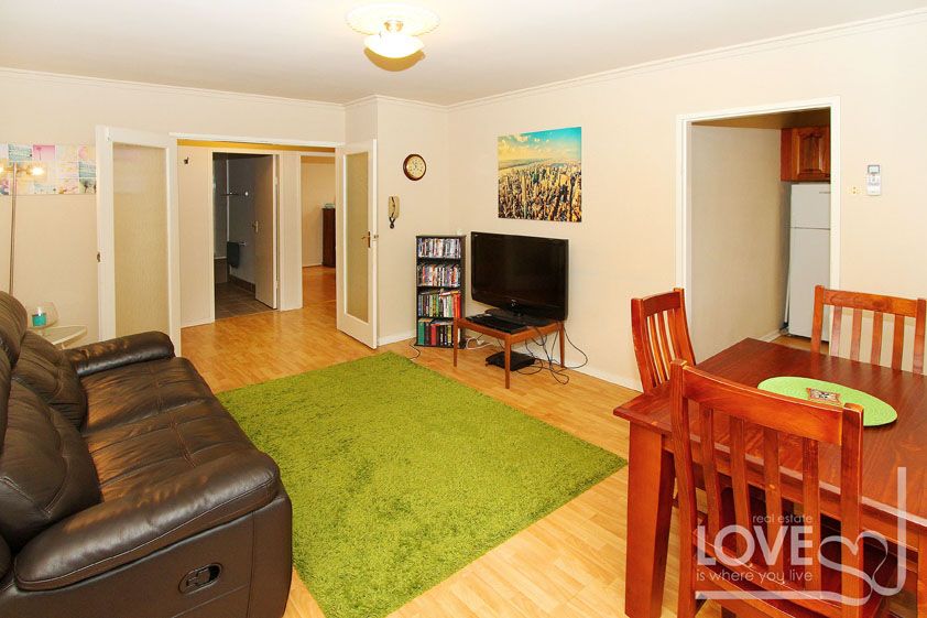 Freshly Painted Ground Floor Apartment Set In A Tranquil Surrounding!