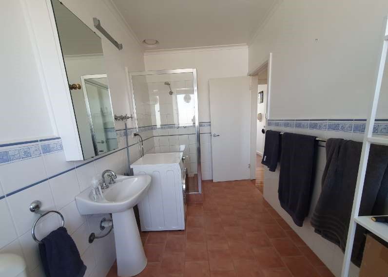 **Bright, sunny & fabulous location**