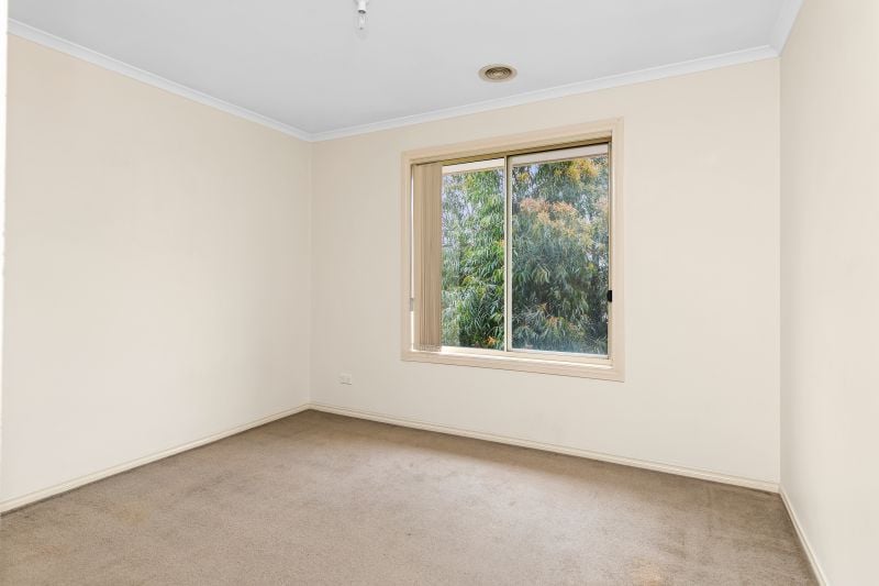 2/11 Mackey Street, Lalor