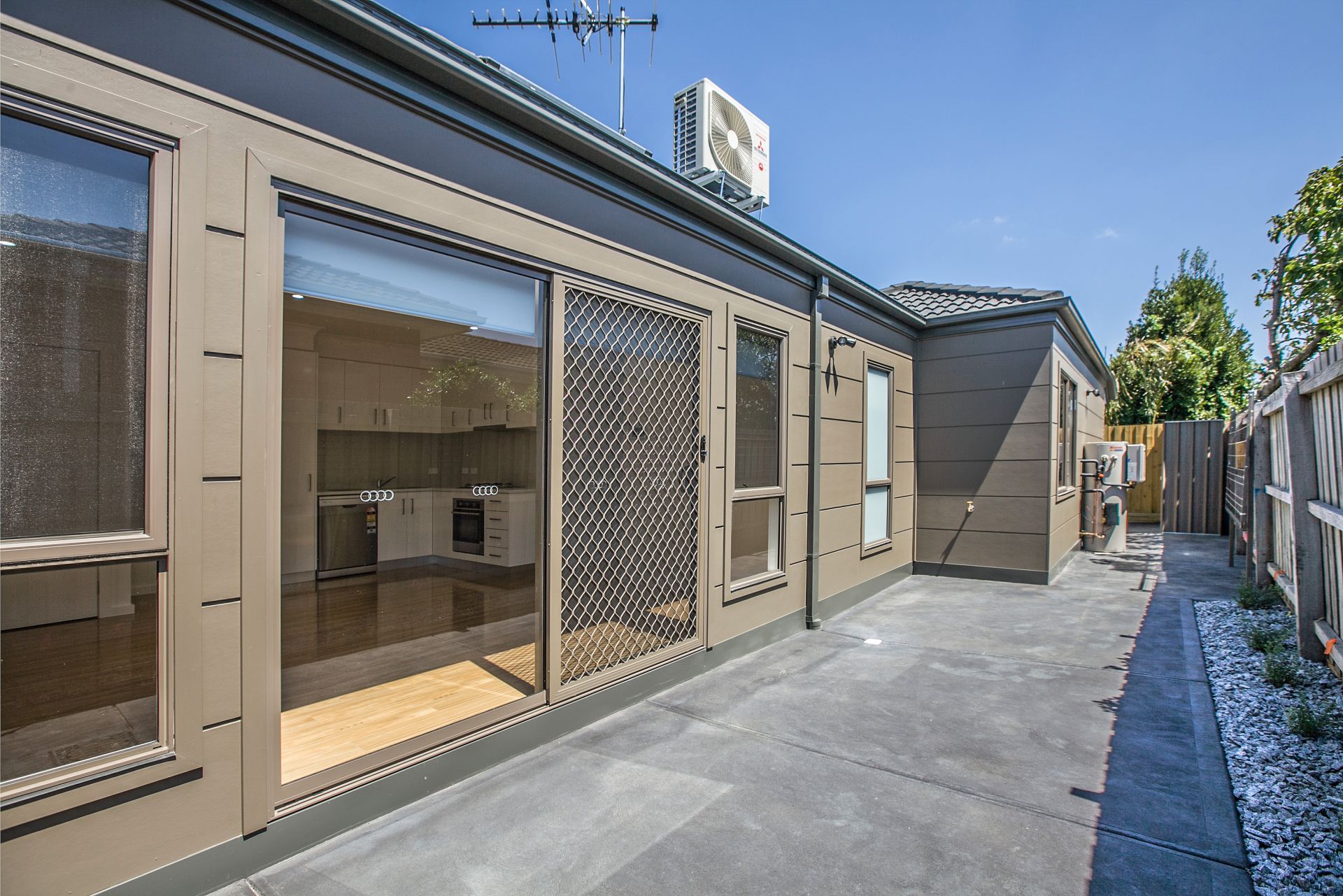 NEAR NEW UNIT IN GREAT LOCATION   *Insp  Sat 18th Feb @ 10:20am*