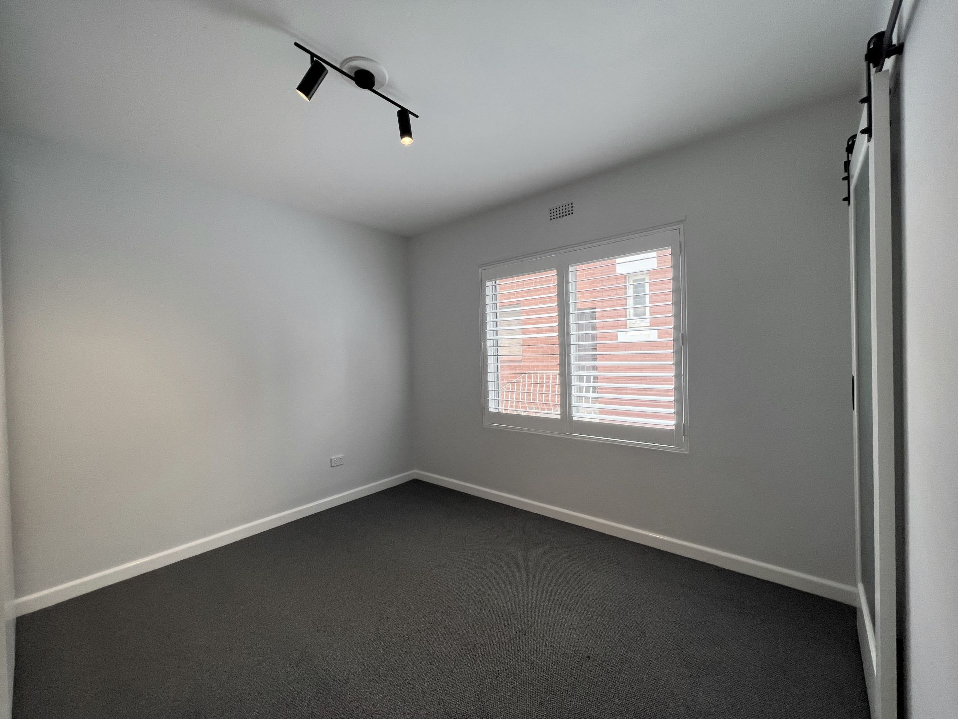Renovated One Bedroom Two Minutes from High Street