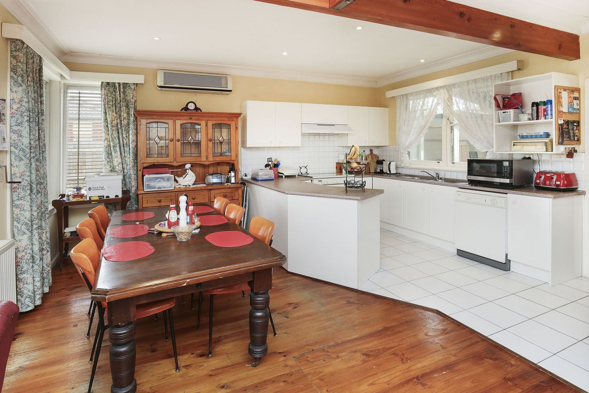 DOUBLE STOREY DELIGHT WITHIN WALKING DISTANCE TO LATROBE UNIVERSITY