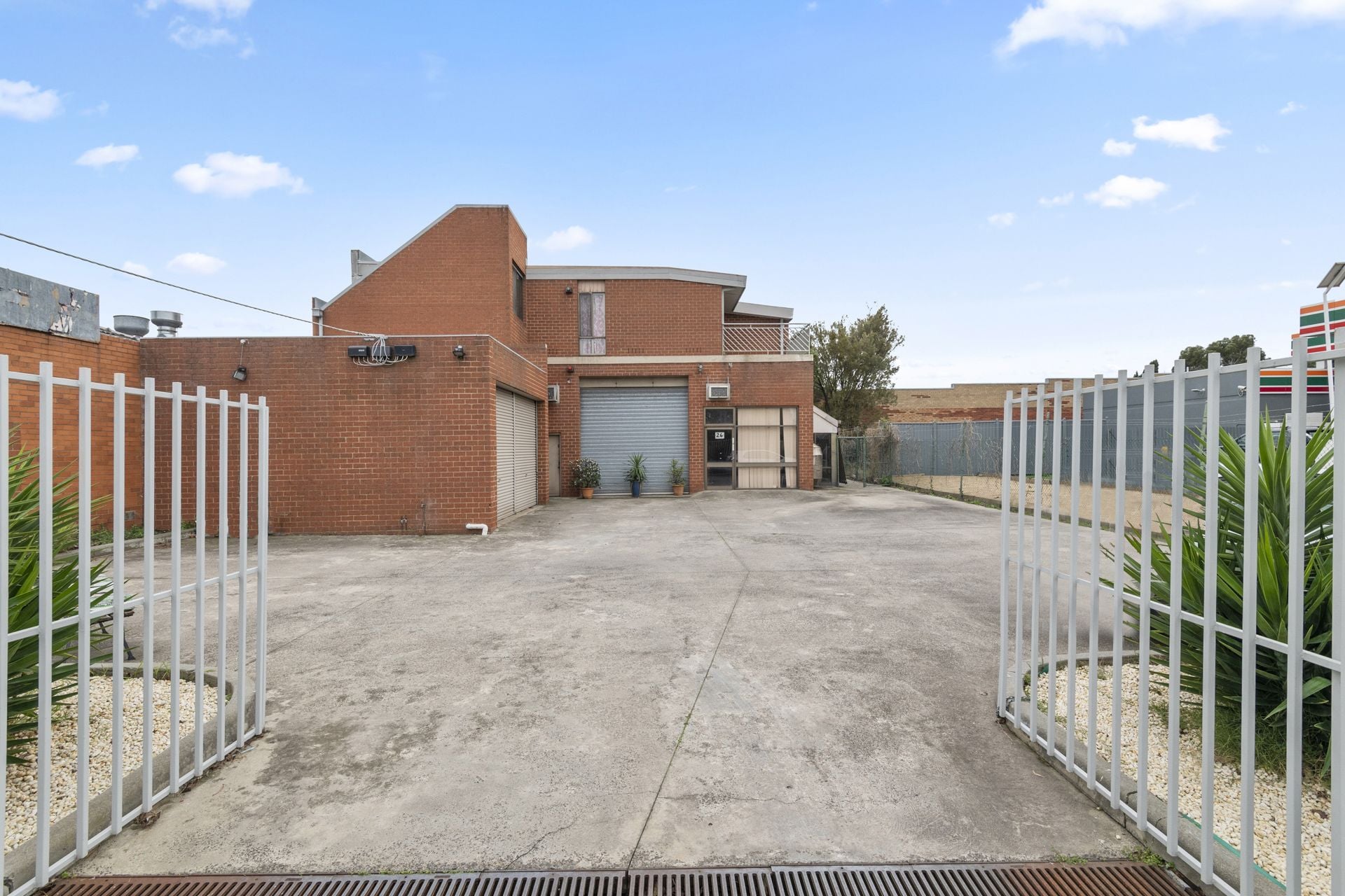 COMBINED INDUSTRIAL AND LIVING SPACE