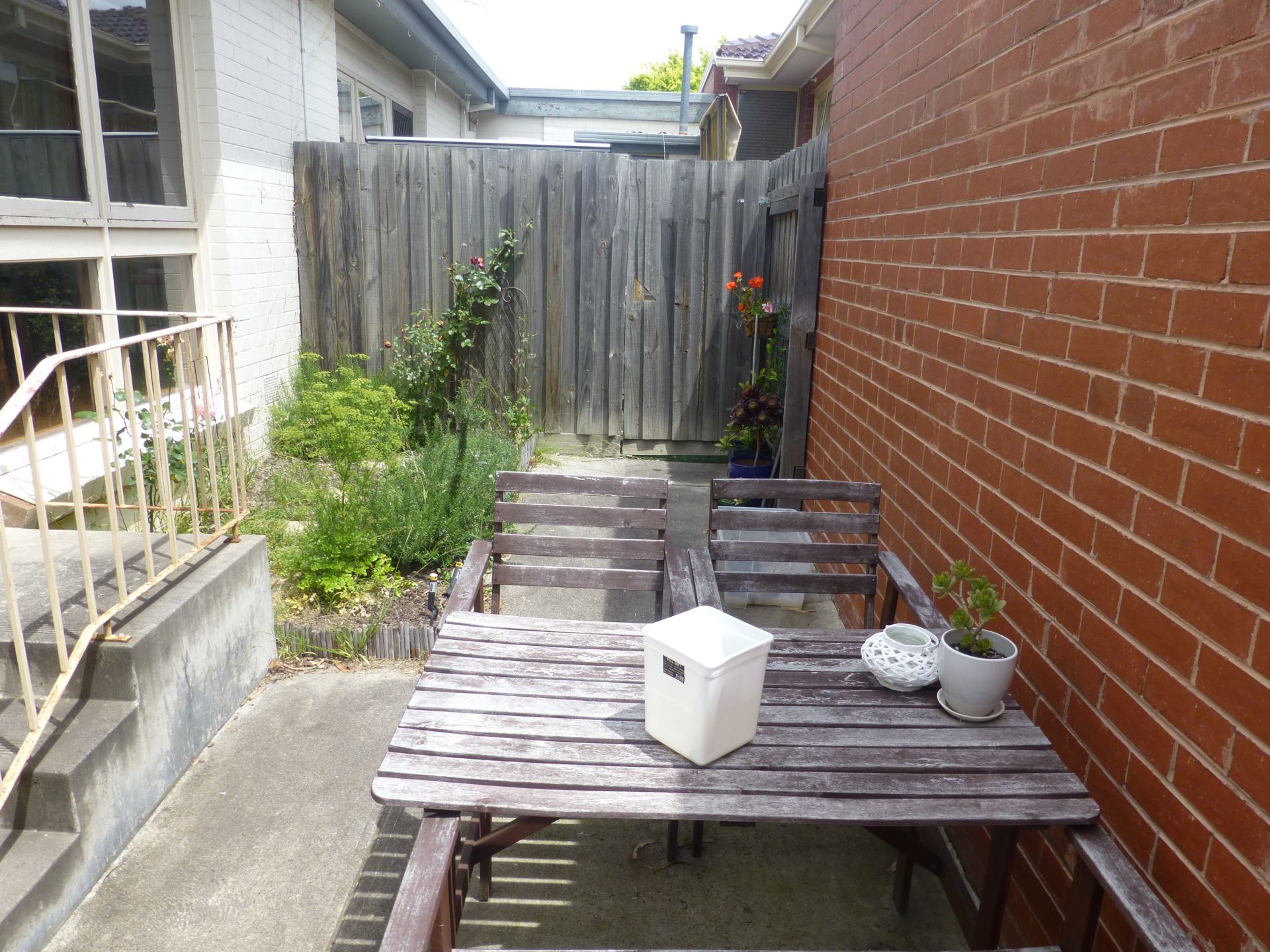 Spacious 2 Bedroom Cosy Unit!