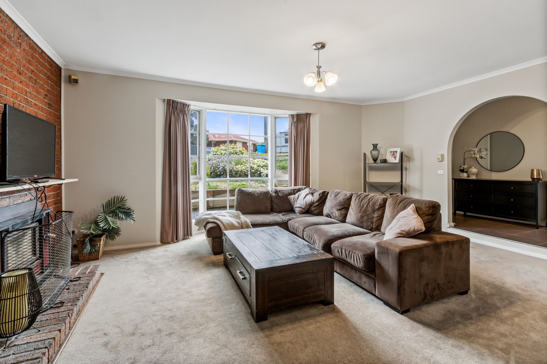 SPACIOUS FAMILY HOME- WALK TO TOWN
