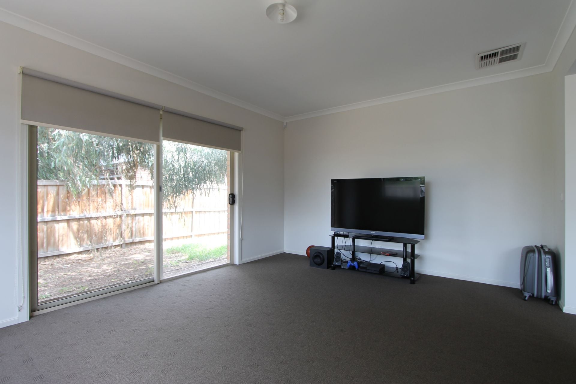 Spacious Home in Mill Park Lakes Estate