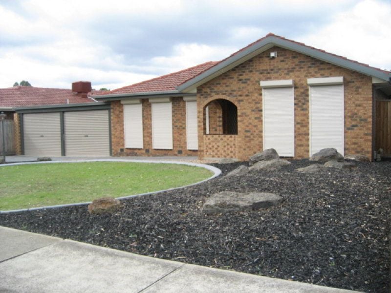 A SHORT WALK AWAY FROM TRANSPORT, SHOPS & MORE!