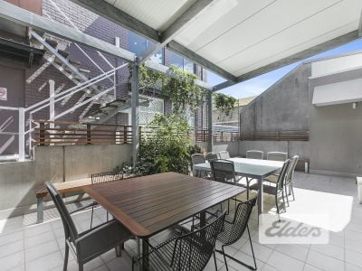 ULTRA MODERN FREESTANDING OFFICE!