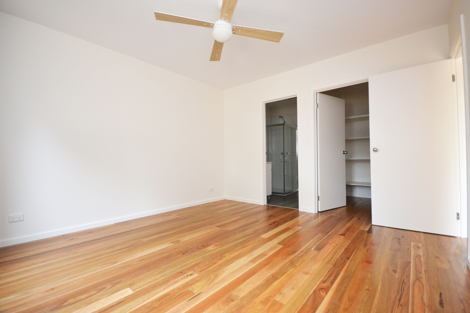 CONTEMPORARY LIVING & IN A FABULOUS LOCATION