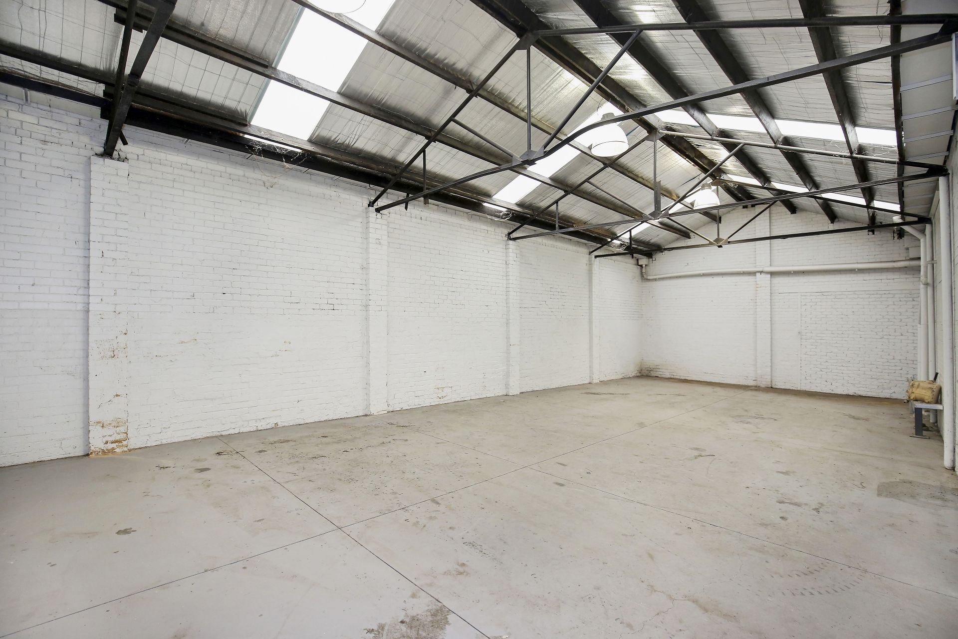 VERSATILE FACTORY IN POPULAR INDUSTRIAL AREA