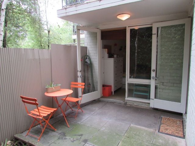 **Room available in 2 bedroom unit house share**