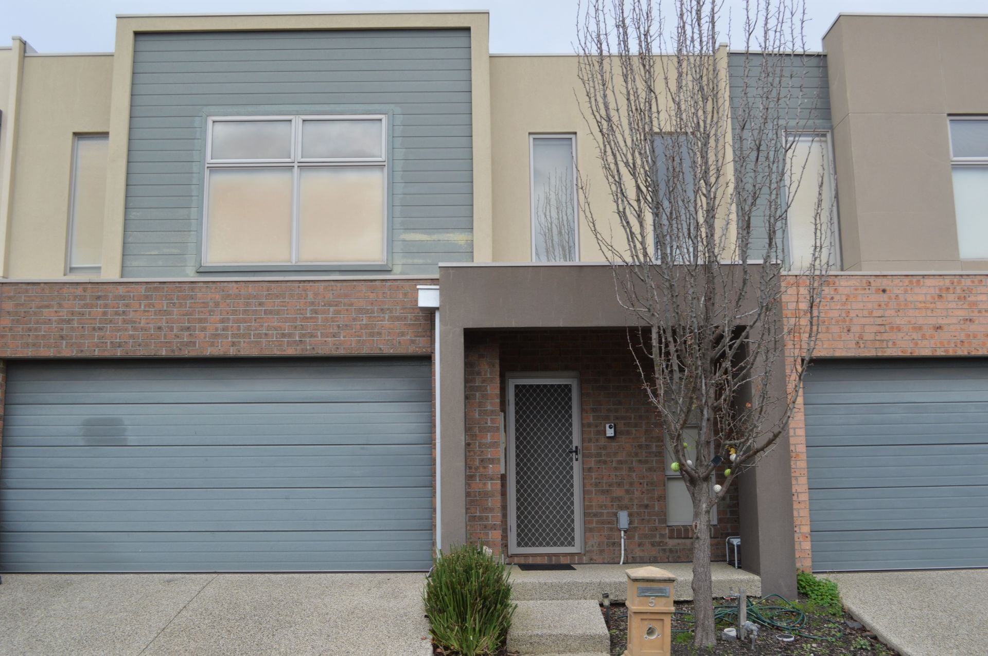 STUNNING & SPACIOUS TOWNHOUSE