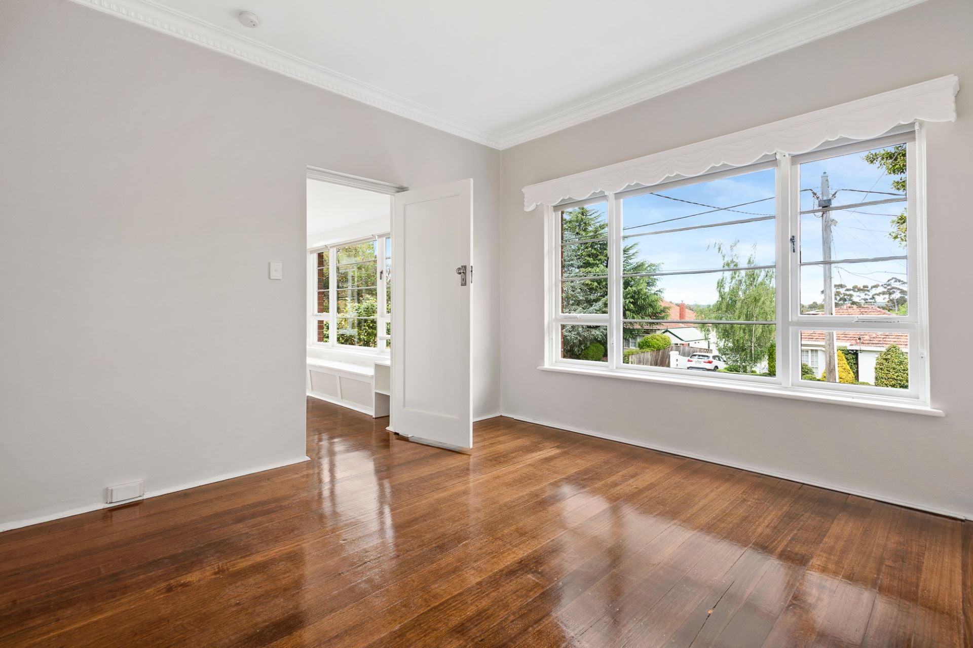 Live in the heart of Ivanhoe East,. READY FOR LEASE NOW