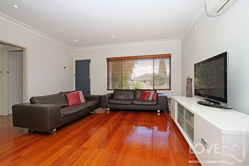 MODERN, PERFECTLY PRESENTED AND CENTRALLY LOCATED