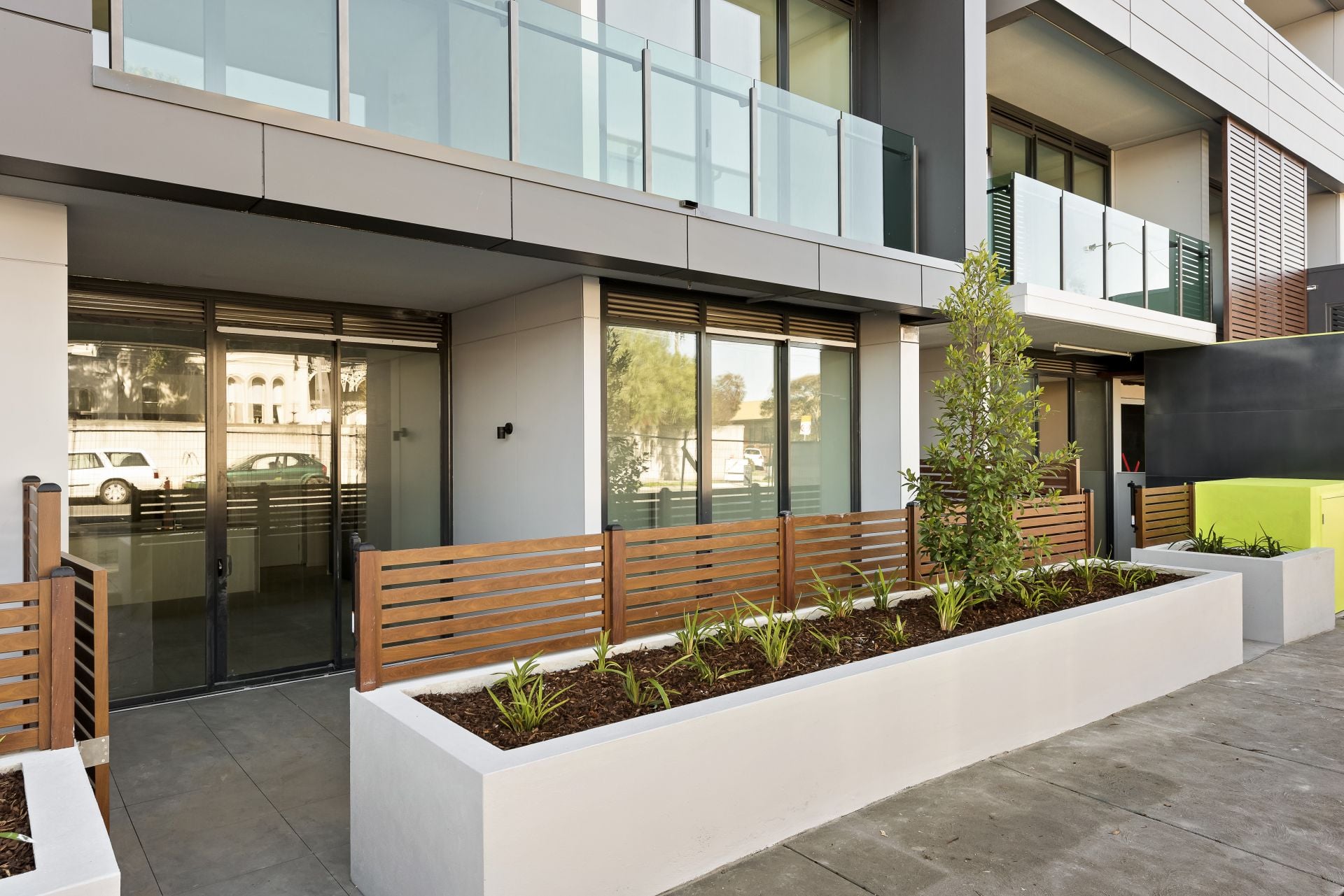 SUPERB APARTMENTS ON THE THORNBURY FRINGE