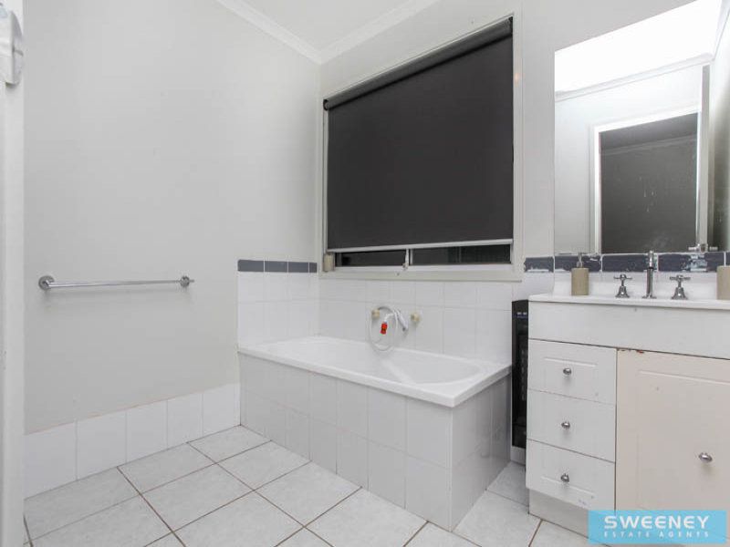 28 Blakeville Drive, Caroline Springs - Thumbnail 8