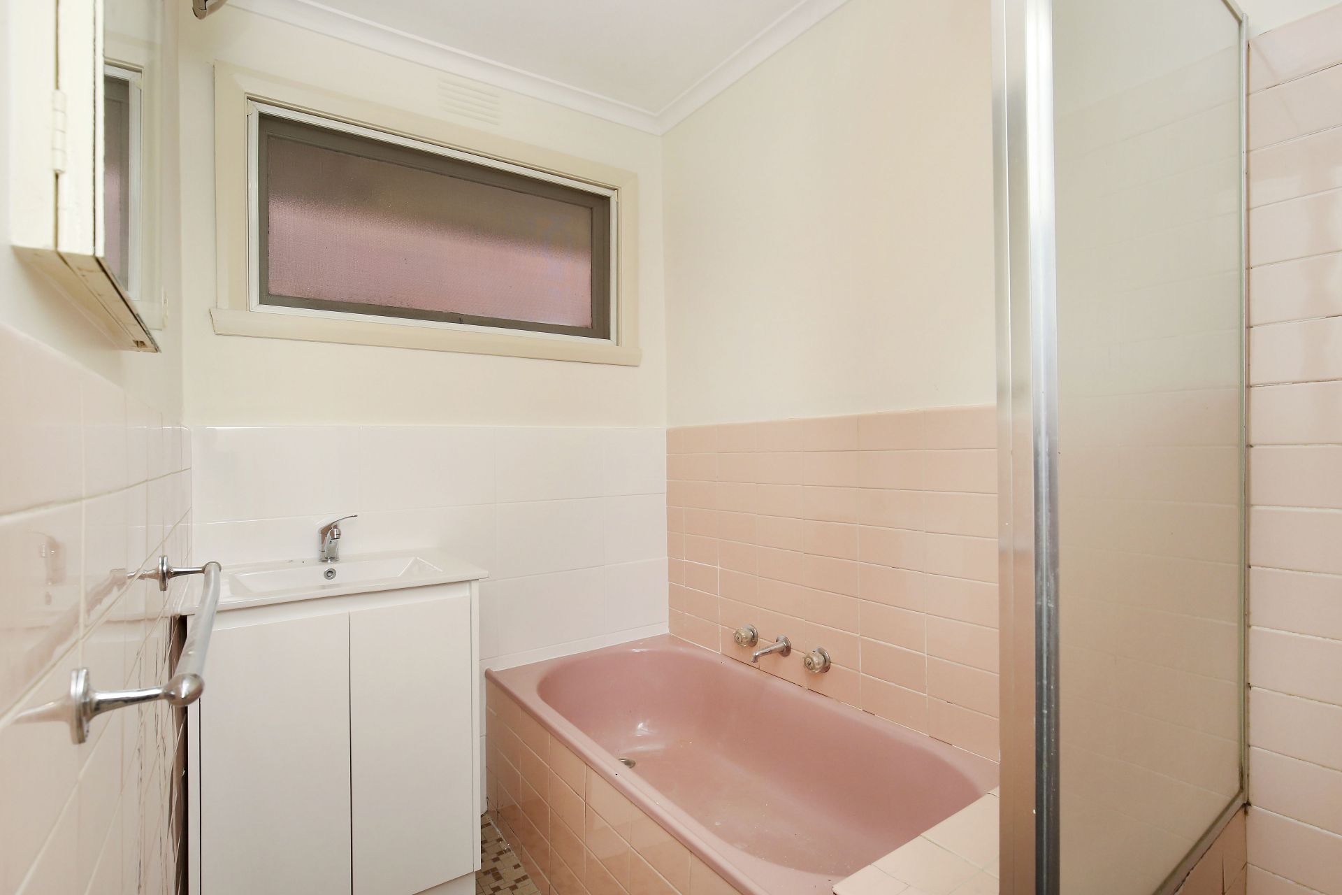 GREAT UNIT IN A PRIME LOCATION!